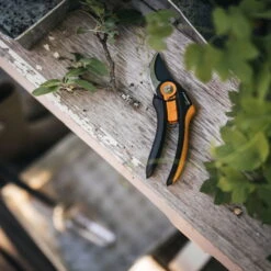 Fiskars Bypass-Schere 'Plus SmartFit', Schwarz/orange 7 Fiskars Bypass-Schere 'Plus SmartFit', Schwarz/orange -Bio Pflanzen Verkauf 0920300701 Plus SmartFit Bypass Gartenschere 4 106790