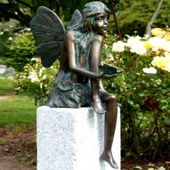 Rottenecker Fee Sitzend Mit Schmetterling, Bronze, 36 X 13 X 25 Cm