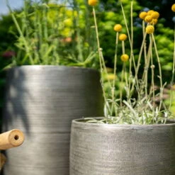 Pflanzgefäß 'Rowen', Silber, Ø 41 X H 72 Cm -Bio Pflanzen Verkauf 3210801635 3210801636 3210801637 3210801638 Pflanzgefaess Rowen silber 13 115030 1